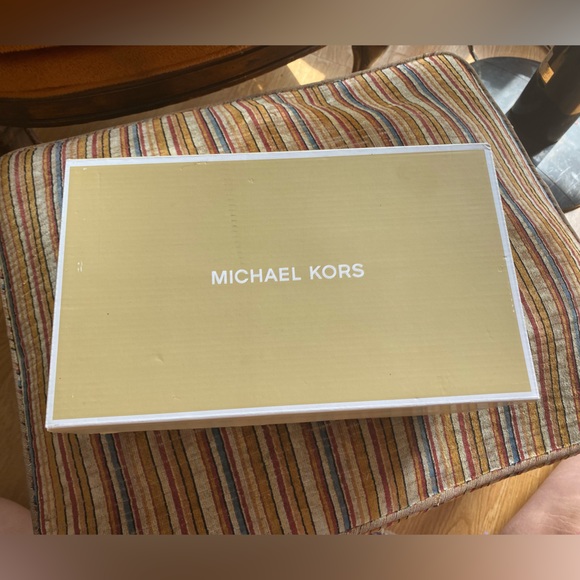 Michael Michael Kors Abbi Flex Pump. - Picture 8 of 11